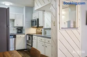 Near UT Campus Nightlife 1BR 1BA Apt Free Parkin By Austin Vacay - Image 1