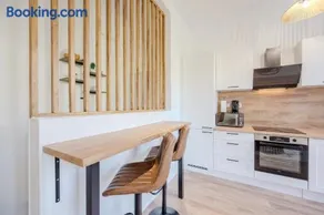 Modern and Bright 2-Room Apartment in City Center - Image 2