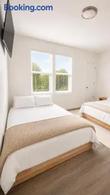 Room with Private Bath Free Parking Easy Access NYC - Image 2