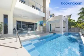 Zen Bayview Bliss: Luxury Marina Mansion - Image 1