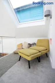 Award-Winning Cottage 5 Min Walk to the Beach - Image 3