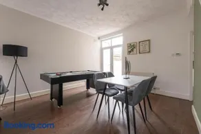 Comfortable 3BR House Pool Table, WiFi & Free Parking - Image 4