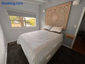 Sunflower House, a cozy cabin at Lake Wentworth - Image 2