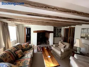 Spacious 4 bed family home near coast - Image 1