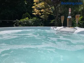 Little Gem with Private Hot Tub - Up to 25 percent off ferry - Image 2