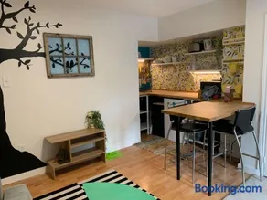 Vibrant and Funky Retreat on Fern Lane, Unit 1 - Image 3