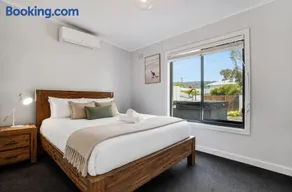 Solander in Dromana with Private Spa by Ready Set Stay - Image 4