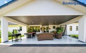 Luxury 4BR Villa Hot Tubs Billiard & Private Gym - Image 1