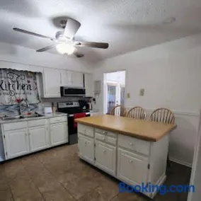 Family-Friendly 3BR Home in Prime Knoxville Location - Image 2