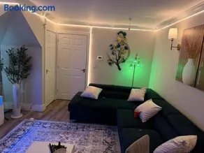 Modern double bed room - Image 2