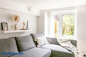 Garden flat on leafy Cator Estate in Blackheath - Image 2