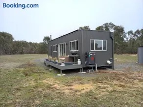 Lakeside Off-Grid Luxury Cabin Redman View - Image 3