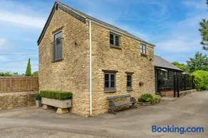 Buff Lodge - Image 1