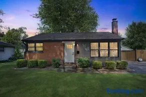 Comforting Retreat Near Woodfield Mall home - Image 3