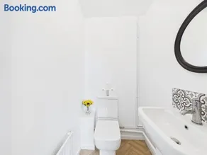 Bright & Modern Stay in Central Wolverhampton I Free Parking - Image 3