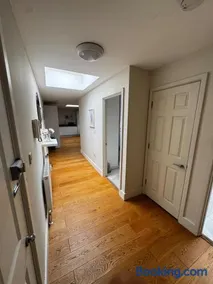 Stylish 1BR Flat Near Canary Wharf, free parking - Image 5