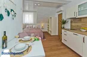 *Beautiful, centrally located studio apartment* - Image 3