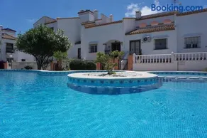 Spacious Ground floor apartment with Garden & Communal Pool - Image 2