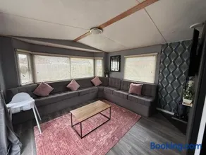 Golden Palm Resort - Palm Grove 3 - Pet friendly & WiFi - Meadow Lakes Caravan & Lodge Hire - Image 2