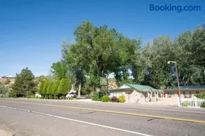 The Park Cabin at Mount Carmel Motel and RV Park - Image 2