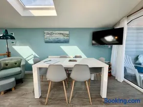 Pet-Friendly 3-Bed Home with Balcony - Walk to Beach & Golf - Image 3