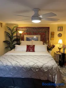 Cozy room in house at Airport & Highway - Image 4