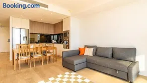North-Facing 3BR with City Views & Parking - Image 2