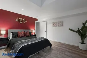 Modern 2-Bedroom & Den Near the Falls Parking Included Sleeps 6 - Image 5