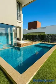 Mansão Full com Hidro • No coração de Escarpas - Image 1