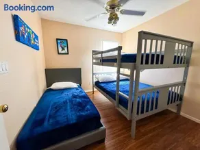 Spacious 4BR Fam Retreat King Bed WIFI And Parking - Image 4
