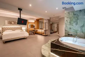 Smaragdi Luxury Jacuzzi Apartment Noho Premium Living - Image 1