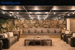 Elegant private estate - Image 2