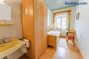 4-bed room, shower, toilet, facing the garden - Image 4