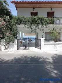 Ekie Apartment with sea view - Image 4