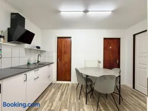 Large House for Workers/Family with Free Parking - Image 2