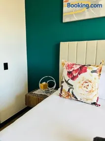 ZALS Luxury Accommodation-One bed-Cape Town - Image 2
