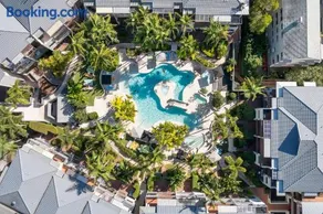 King Suite, Steps to Main Beach - Image 2