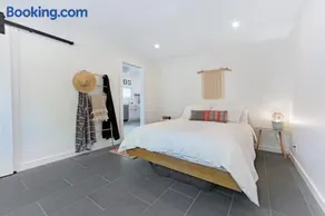 Surfer's Paradise - Image 4