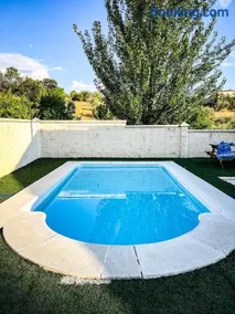 Casa abuhardillada con piscina y chimenea - Image 1