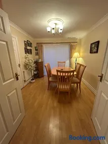 Balrath Wood - entire 3 bedroom house with drive and garden sleeps 5 - Image 2