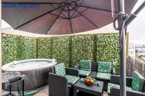 LE PETIT SÉSAME appartement 70m2 avec terrasse et jacuzzi idéal groupe, capacité 6 personnes , 2 chambres,canapé lit avec vrai matelas , proche Stade De France, Wifi, Parking privé, très bon rapport qualité prix - Image 4