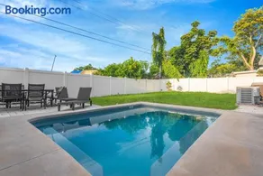 Beautiful Home with heated pool and Fenced Yard by Siesta Key! - Image 3
