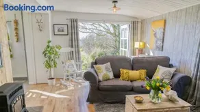Easter Cabin - Image 4