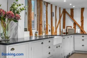 Scotland Hall Barn, Stoke by Nayland, Suffolk - Image 1