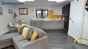 Guarlford Lodge in Malvern - Image 1