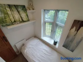 VC - Cottage In The City - Image 2