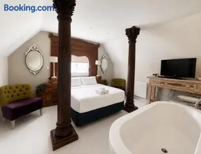 O'pium Suite at Strattons King Bed and Bath - Image 3