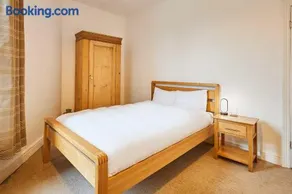 Host & Stay - The Reading Room - Image 3