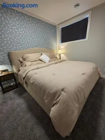 Private Luxury Retreat - King Bed - Full Kitchen - Image 4