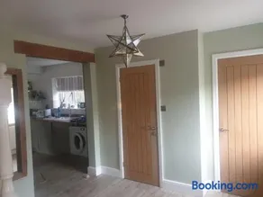 Spacious 4 bed house 10 min from Silverstone - Image 2